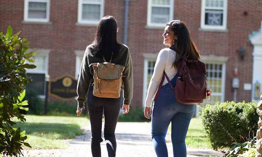 两个学生在FSU校园散步